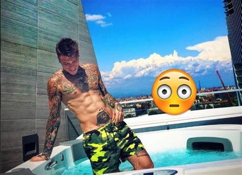 continua l’adolescenza di fedez. si regala un rolex da  